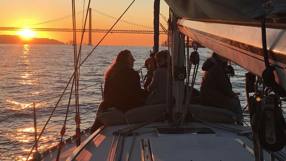 Excursión en velero al atardecer en Lisboa con vino blanco o rosado y aperitivos