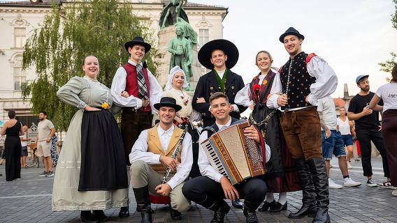 Traditional 2-hour Slovenian dinner and show
