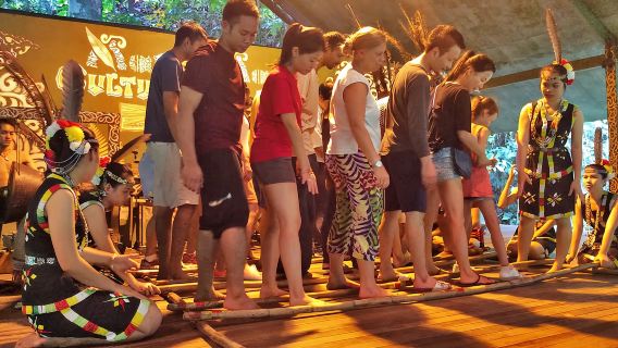 Tour condiviso di mezza giornata al Villaggio Culturale Mari-Mari con pranzo e guida