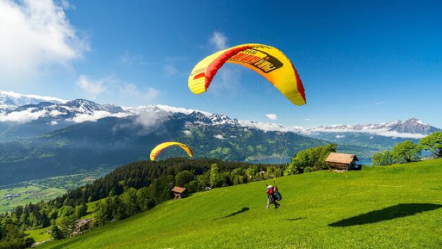 Tandem-Gleitschirmflugerlebnis ab Interlaken
