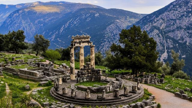 Mercedes Private Tour to Delphi and Arachova