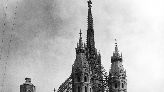 Historical Hitler Walking Tour of Vienna