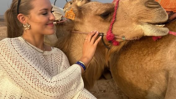 Marrakech: Paseo en camello, puesta de sol y cena con espectáculo en el desierto de Agafay