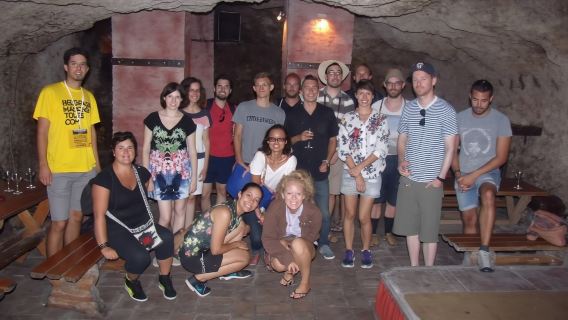 Belgrado: Recorrido subterráneo con copa de vino