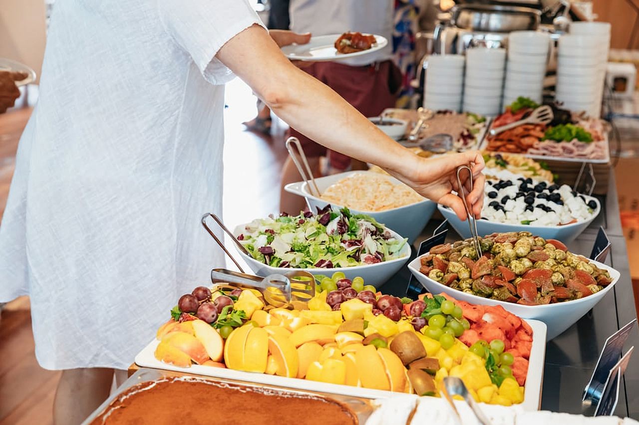 Praga: Crucero con almuerzo por el río Moldava en un barco de cristal descubierto