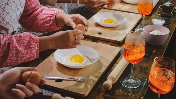 Roma: Preparare la Pasta e Mescolare 3 Spritz Italiani Vicino al Colosseo