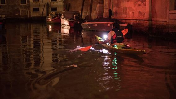 Venetië: kajaktocht bij nacht + zonsondergang Kajakken in de kanalen
