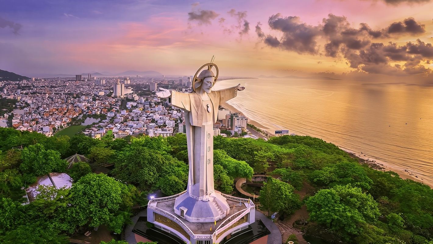 Vung Tau One-Day Tour from Ho Chi Minh [English/Chinese  Tour Guide + Jesus Mountain + White Palace + Beach Walk]			