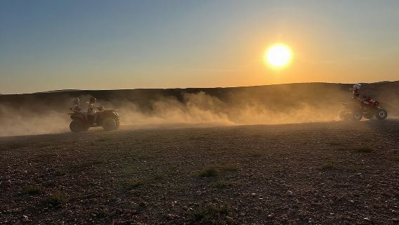 Desde Marrakech: Paseo en quad por el desierto de Agafay al atardecer con espectáculo y cena.