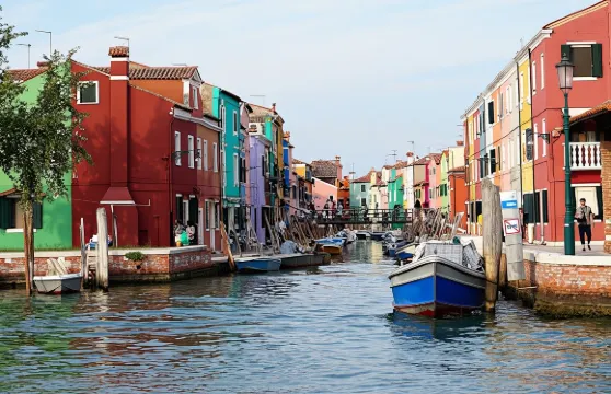 威尼斯穆拉諾玻璃吹製及布拉諾蕾絲製作私人船遊