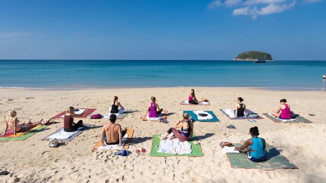 Clase de yoga en la playa en Phuket