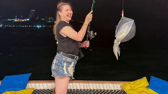 ตกปลาหมึกกลางคืนที่พัทยา (Tappia Floating Cafe Pattaya)