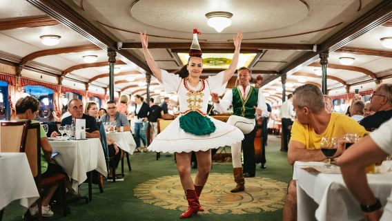 Budapest: Pelayaran Makan Malam dengan Musik Live dan Pertunjukan Tari Rakyat