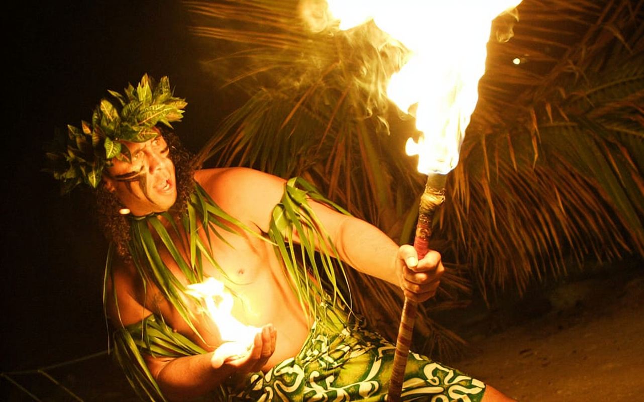 Oahu: Germaine's Traditional Luau Show & Buffet Dinner