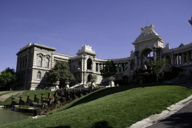 馬賽老港+地中海文明博物館+海岸線小火車+隆尚宮中文地陪徒步
