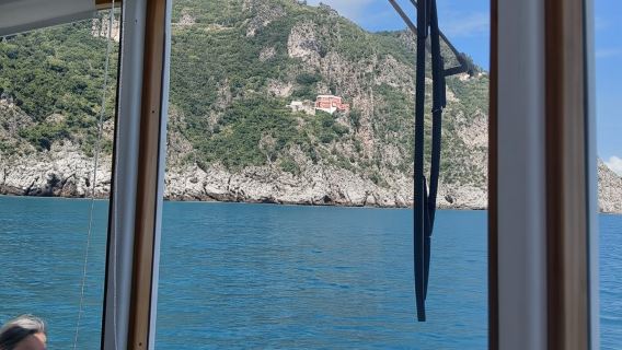 Салерно: круиз по побережью Амальфи с обедом, аперитивом и купанием.