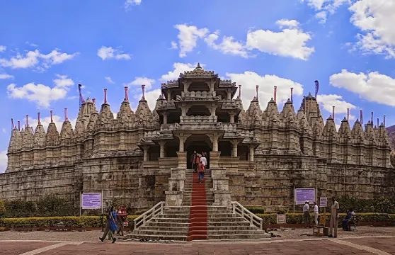 從焦特布爾經拉納克普爾耆那教寺廟到烏代浦爾的私人接送服務