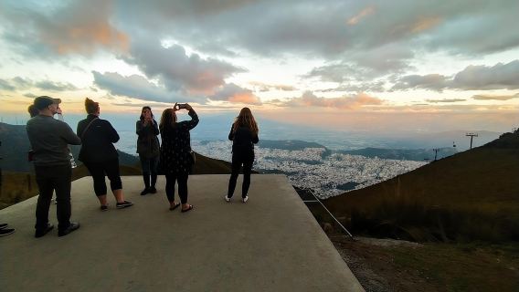 Mitte der Welt und private Seilbahntour