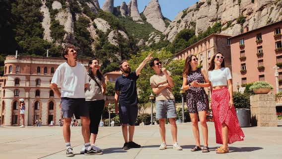 Montserrat y tren cremallera, cata de vinos gourmet y tapas/almuerzo