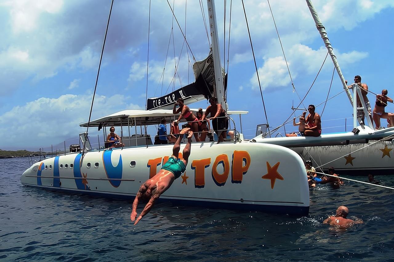 Escursione di un giorno in catamarano, snorkeling e vela