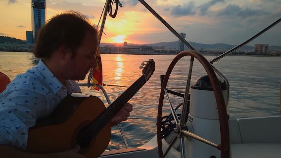 Esperienza di navigazione al tramonto con chitarra spagnola dal vivo e tapas spagnole