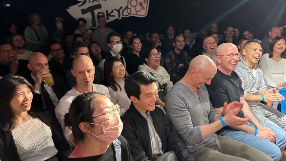 การแสดงตลกเดี่ยวภาษาอังกฤษ