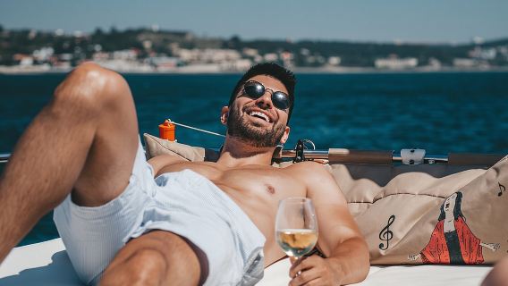 4-stündige private Tour mit Tauchgängen im Katamaran in Lissabon