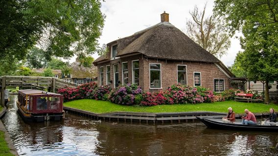 Giethoorn: Village & National Park Canal Cruise with Coffee