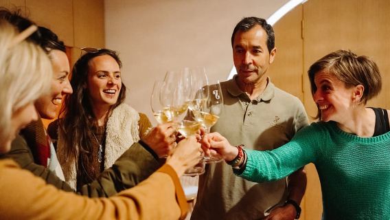 Desde Barcelona: Excursión de un día a Montserrat y Cava