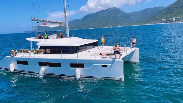 【惠州遊艇包船出海】惠州巽寮灣遊艇會豪華雙體帆船包船出海～空間大平穩舒適不暈船～贈送水果飲料遊艇KTV海