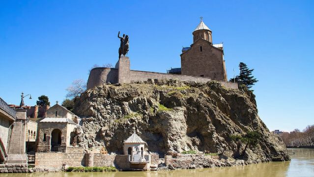 Iglesia de Metekhi + Estatua del Rey Gorgasali + Teleférico + Sala de Conciertos Rike + Parque Rike