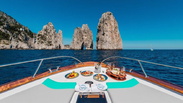 ソレント、ポジターノまたはナポリ発 カプリ島プライベートボートツアー