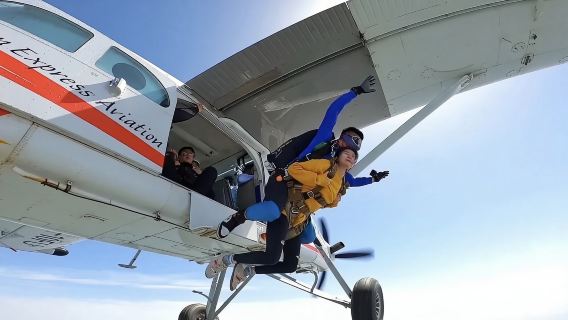 大理白族自治州大理高空跳傘基地旅拍【5000公尺跳傘+USPA職業教練+多種攝像方式任選】