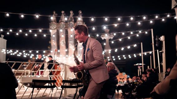 Kunjungan Malam Casa Batlló dengan Musik Live di Teras Atap