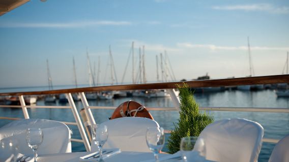 Paphos: Màn trình diễn pháo hoa Wave Dancer, Tiệc tối tự chọn và Du thuyền biểu diễn