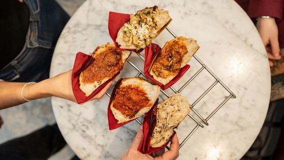 Milano: tour gastronomico al tramonto sui Navigli con una guida locale