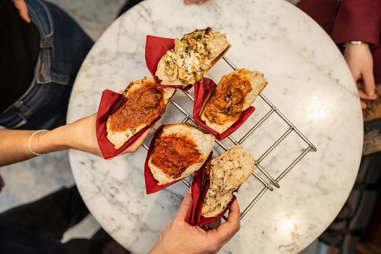 Milano: tour gastronomico al tramonto sui Navigli con una guida locale