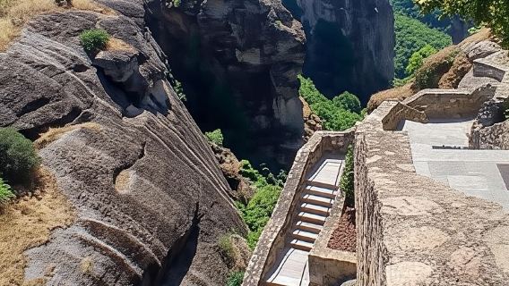 Kalabaka: Meteora Monasteries Minibus Tour with Photo Stops