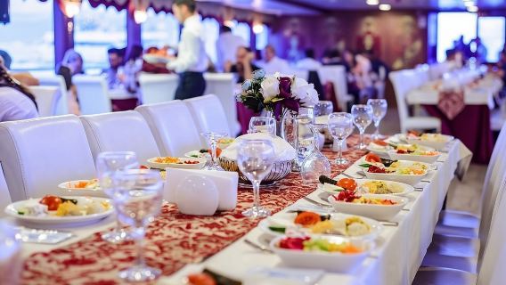 Istanbul: Bosphorus Dinner Cruise with Live Show + All-Inclusive Drinks