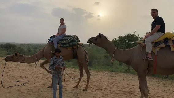 Pernottamento sotto le stelle nel cielo aperto del deserto