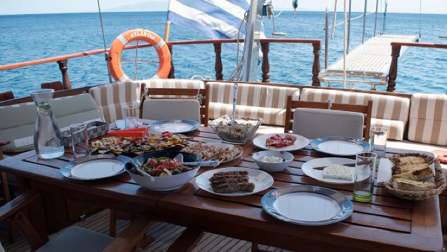 ทริปเรือใบแบบแชร์ไปยังเกาะเดลอสและเกาะรีเนียจากไมโคนอส