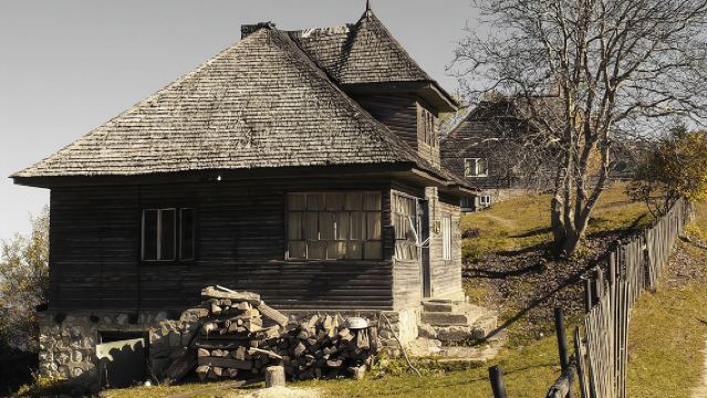 Escursione di un giorno in piccoli gruppi nei villaggi montani autentici della Romania da Brasov