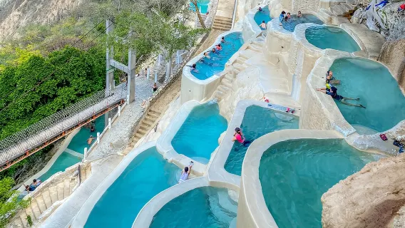 Tour per piccoli gruppi alle sorgenti termali e alle cascate delle grotte di Tolantongo