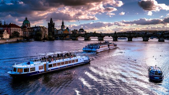 PRAGUE BOATS: Pelayaran Wisata 50 Menit