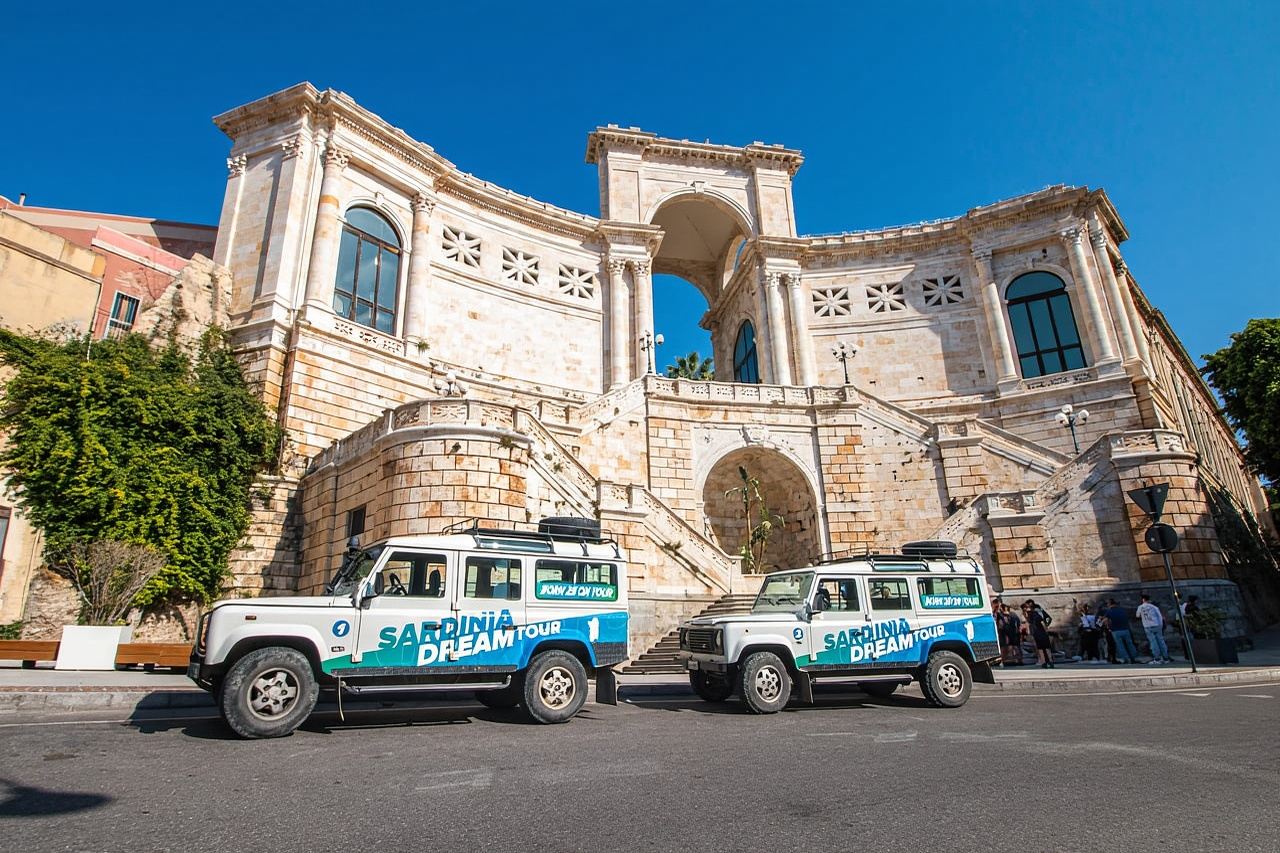 จาก Cagliari: รถ 4x4 ภูเขาและชายหาด Chia หรือ Villasimius