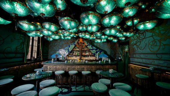 Dragonfly Grand Hall|Tre bar da non perdere a Lan Kwai Fong|Il famoso interior designer Ashley Sutton ha progettato il Green Dragonfly Bar in stile Art Nouveau contemporaneo.