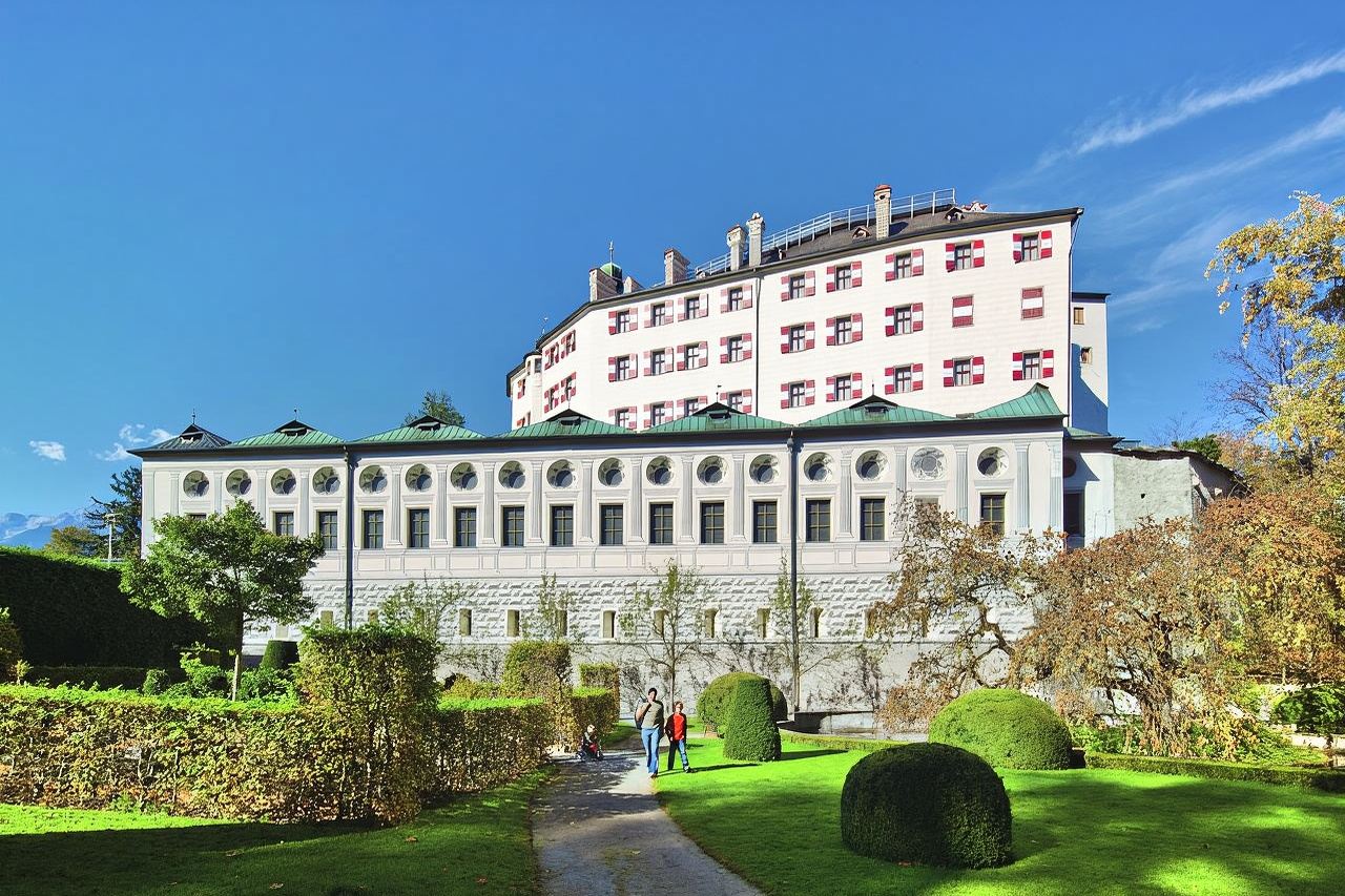 Tagesausflug in die Altstadt Innsbruck mit Goldenem Dachl und Maria-Theresien-Straße in Österreich