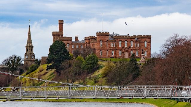 Full-Day Private Tour to Urquhart Castle Loch Ness and Inverness