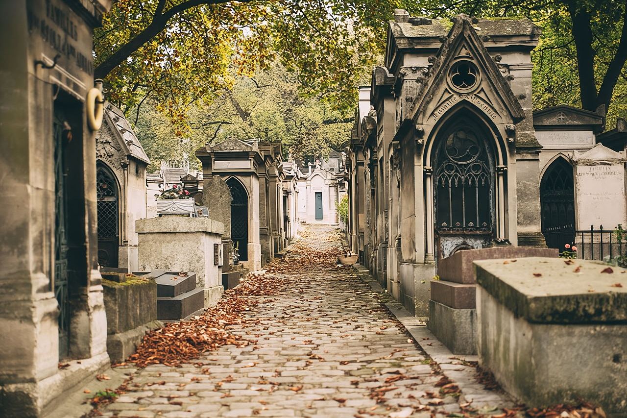 Paris: Famous Graves of Pere Lachaise Cemetery Guided Tour