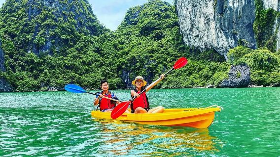 Vịnh Hạ Long trọn ngày với Hang Sửng Sốt, Chèo thuyền kayak, Bơi lội, Ăn trưa